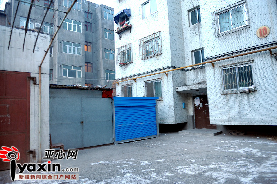 乌鲁木齐一车主在单元门前空地自建车棚引邻居