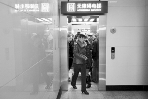 地铁无障碍电梯坐的都是年轻人
