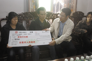 刘志庚给烈士张运福的家属送上优抚金 本版图片均由记者 王欢 摄 刘志庚给烈士张运福的家属送上优抚金 本版图片均由记者 王欢 摄