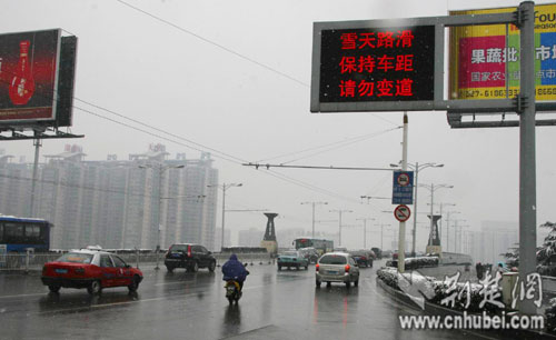 交警全员上路雪中保畅 武汉交通状况总体平稳