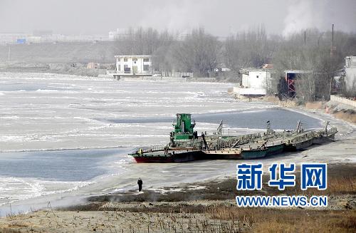 资料图：这是12月16日拍摄的黄河内蒙古包头段封冻情况。新华社记者 李云平 摄