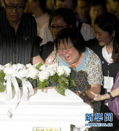 资料图片：8月25日，一名遇难者家属悲痛欲绝。当日，搭载菲律宾人质事件8名遇难香港同胞遗体和部分伤员、旅行团成员及家属的包机返抵香港。 新华社记者 黄晓勇 摄
