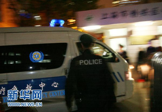 11月15日19时左右，警察在上海市静安区中心医院外警戒，大火中的受伤人员在这里接受治疗。 新华社发（范筱明 摄）