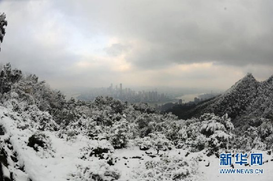 12月16日，重庆市南岸区南山，白雪和城市相互映衬。新华社记者 陈诚摄 