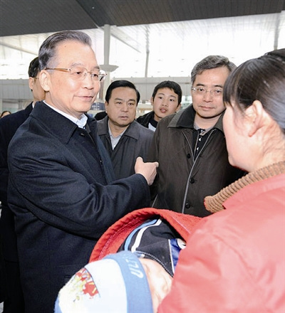 去年，温总理在天津火车站偶遇李瑞（资料图）
