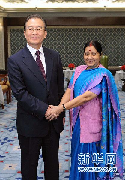 12月17日，中国国务院总理温家宝在新德里会见印度反对党领袖斯瓦拉吉。 新华社记者 李涛 摄