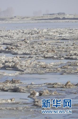 这是12月17日拍摄的黄河内蒙古杭锦旗段，目前该段全线249公里已全部封冻。新华社记者李云平摄