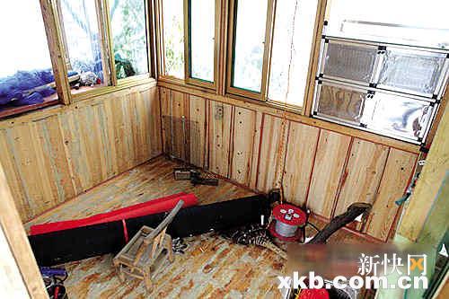 湖南老农15米高树顶建木屋居住