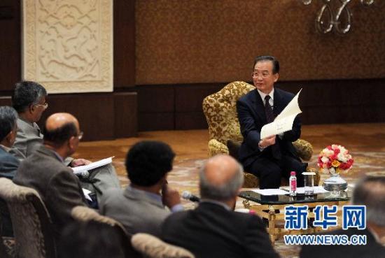 12月17日，中国国务院总理温家宝在印度新德里与中印文化界人士座谈。 新华社记者 李涛 摄 