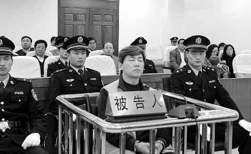 资料图片：东营原副市长陈兴銮受审。（图片来源：人民法院报）