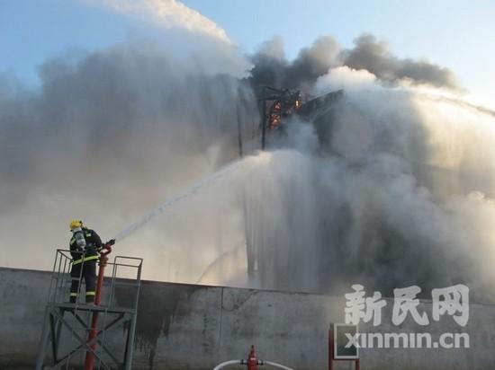 浙江平湖丙烯罐起火沪消防车增援