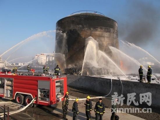 浙江平湖丙烯罐起火沪消防车增援