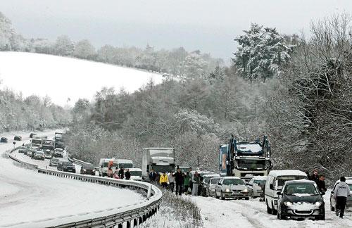 欧洲大雪交通几近瘫痪