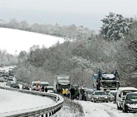 欧洲大雪交通几近瘫痪
