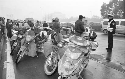 无证无牌骑摩托 被拘 拘留所里过新年 杯具