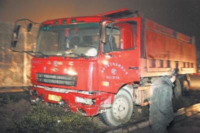 长沙夜发离奇车祸两货车相撞一报废一无恙