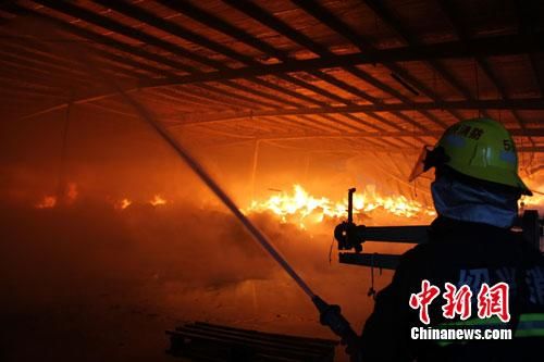 图为发生在绍兴县一家包装制品公司车间内的大火。中新网发 任长雪 摄