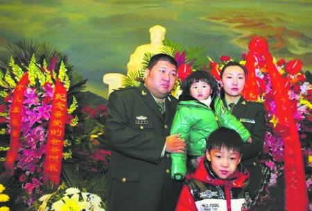 纪念毛泽东诞辰117周年毛新宇携妻儿献花篮