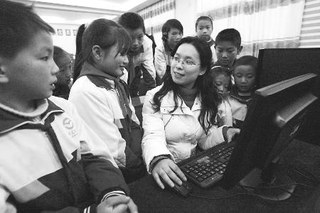 30名师生赴秀山为留守儿童建起电脑室