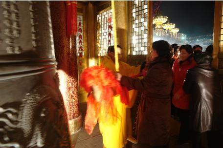 2011新年第一游去古寺庙撞钟听钟祈福新年