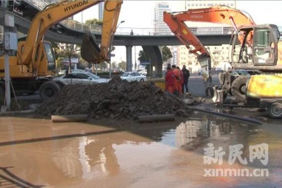 复兴东路中山南路水管爆裂百米马路积水