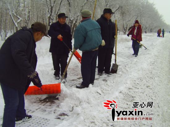 石河子一小区50余名退休老人自发组织扫雪
