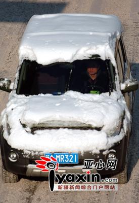 乌鲁木齐雪后路况差部分私家车主弃车出行