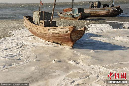 从12月25日以来，一场冷空气席卷山东半岛，沿海最低气温达-11℃，渤海莱州湾刚刚融化的海冰，再次凝结，有些地方形成了宽约三海里的海冰带，给当地人民生产生活带来很大影响。方义 摄 图片来源：CFP视觉中国  