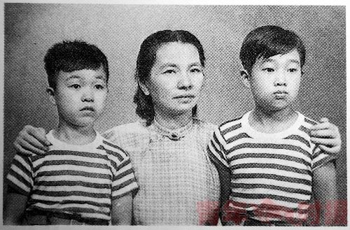 朱谌之与儿子朱明、侄子朱辉离别香港时合影。