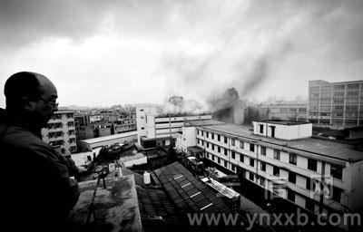 燃烧的厂房紧挨学校和小区。摄影：本报记者 段玉良 