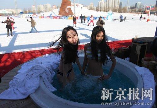 12月31日,第二届鸟巢欢乐冰雪季上,两个穿着泳装的女孩在"冰天雪地"