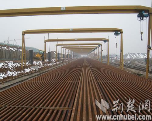 汉宜铁路无缝钢轨运抵荆州
