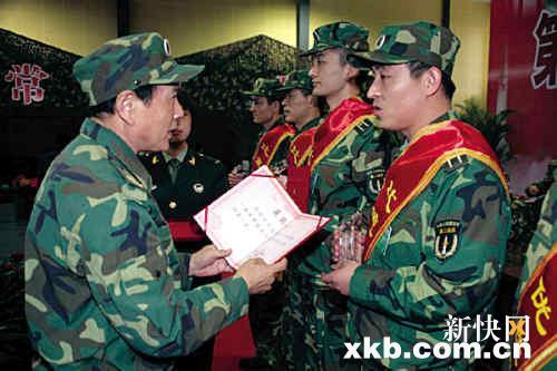 2008年9月，魏凤和为比武选手颁发证书。 （人民网供图）