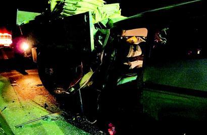 宜宾民工北京包车回家 撞上货车酿9死1伤惨剧