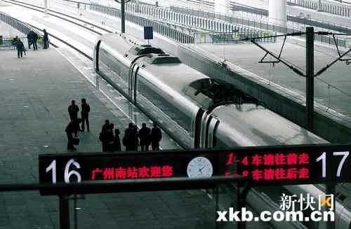 武广高铁电网起火花 乘客换车出发10趟车晚点