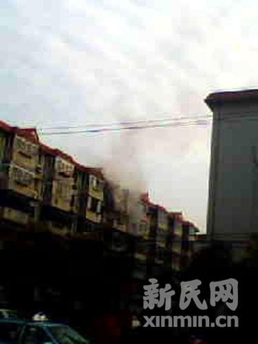 杨泰三村今晨发生火灾 租住男子头发被烧