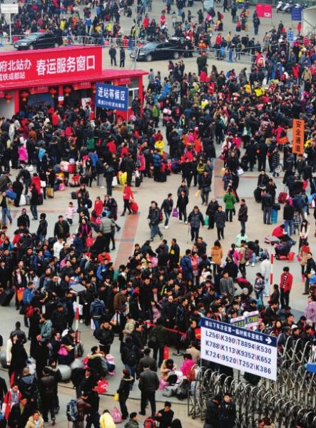 成都铁路昨日发送12.6万人仍处于客流高峰期