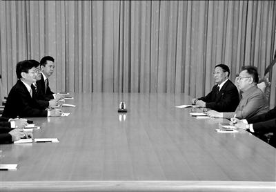 昨天，金正日（右一）在平壤会见孟建柱（左一）。新华社发