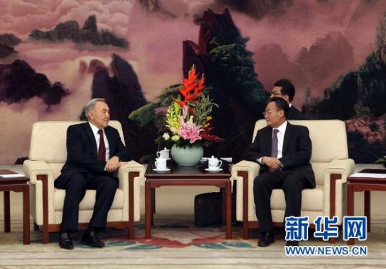 2月22日，全国人大常委会委员长吴邦国在北京人民大会堂会见哈萨克斯坦总统纳扎尔巴耶夫。新华社记者 刘卫兵 摄