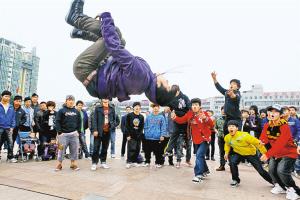 福永民工街舞团春晚一舞天下知