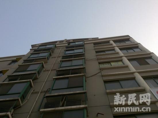 真南路国际包装印刷城内一5岁儿童6楼窗台坠