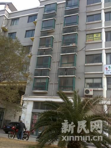 真南路国际包装印刷城内一5岁儿童6楼窗台坠