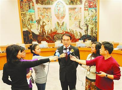 2月24日，在纽约联合国总部，中国常驻联合国代表李保东(中)就中国担任安理会轮值主席接受中文媒体采访。 
