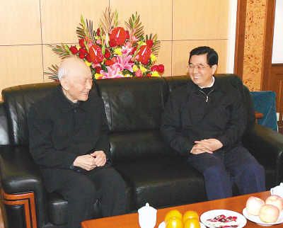 2004年12月24日，胡锦涛同志到朱光亚同志家中看望。