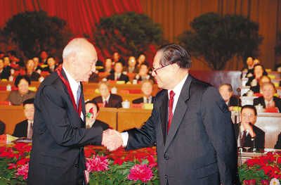 1999年9月18日，江泽民同志在中共中央、国务院、中央军委举行的表彰为“两弹一星”作出突出贡献的科技专家大会上同朱光亚同志亲切握手。 