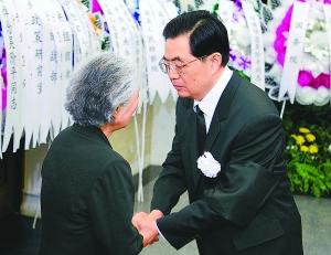 胡锦涛与吴阶平亲属握手，表示深切慰问。新华社记者 马占成摄 
