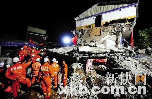 ■3月11日凌晨，消防官兵在云南盈江地震灾区搜救幸存者。新华社发