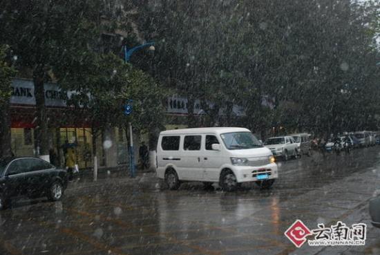 三月“倒春寒”昆明气温骤降雪花飘然而至