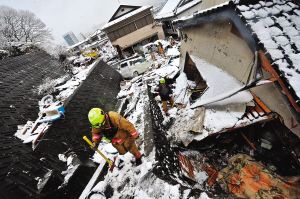 在日本岩手县釜石市，搜救人员正在工作 新华社发 