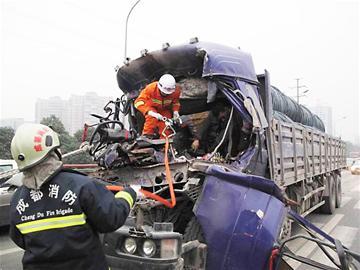 大货车追尾 3人身亡